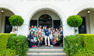 CN Incentive Events Making Organising Easy Group Photo Building Entrance Trimmed Hedges Jcosmejpn2018